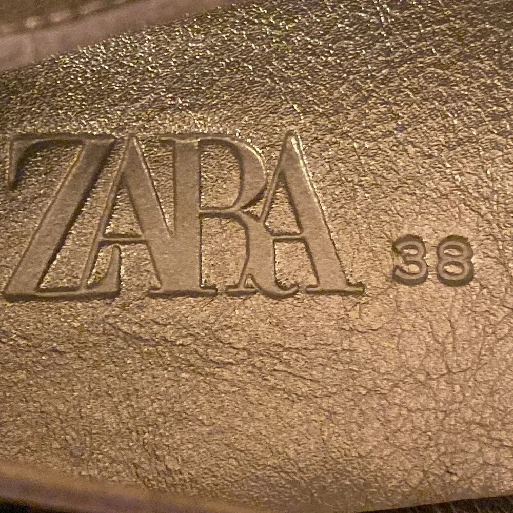 NWOT. Zara Kids Silver Leather Ballet Flats. Size 5,5/Eu 38.